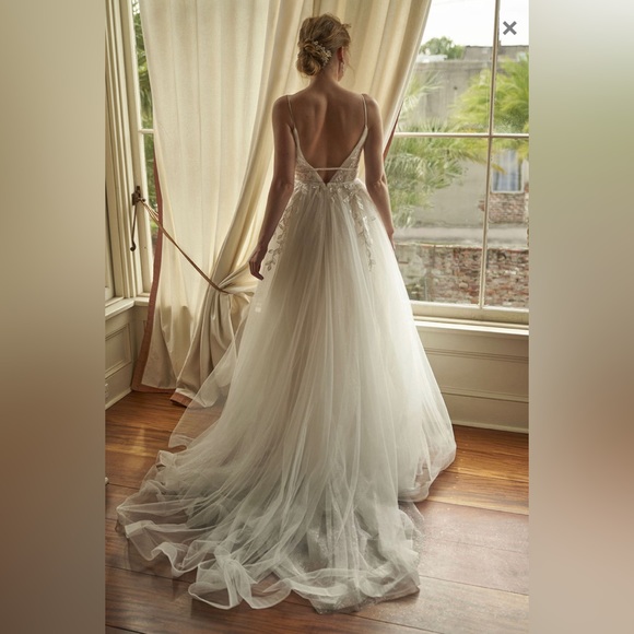 Vow’d Acappella Wedding Dress - Picture 3 of 5